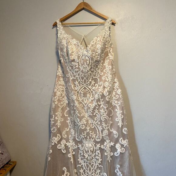 Elegant Lace Wedding Dress in Cream - Picture 3 of 12